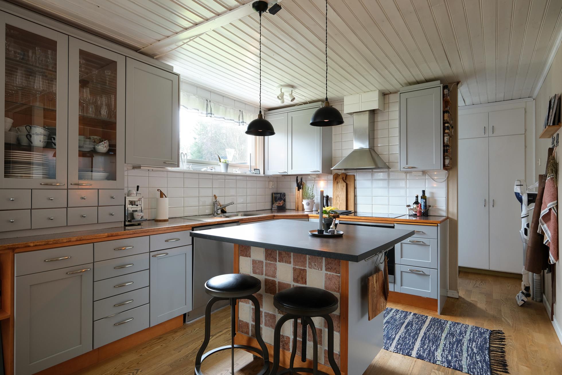 Fint tillbyggt atriumhus med inglasat uterum, eldstad och bastu