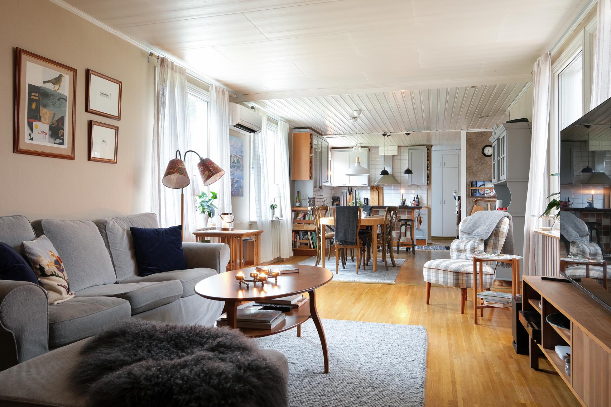 Fint tillbyggt atriumhus med inglasat uterum, eldstad och bastu