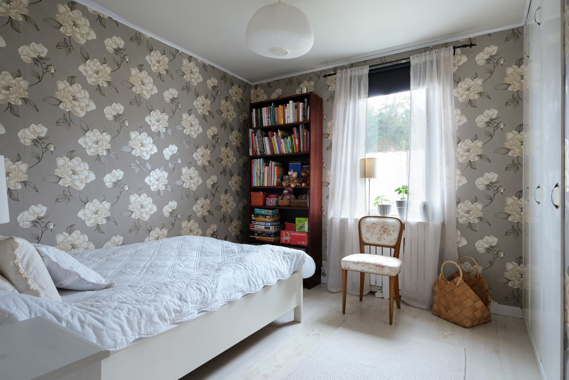 Fint tillbyggt atriumhus med inglasat uterum, eldstad och bastu