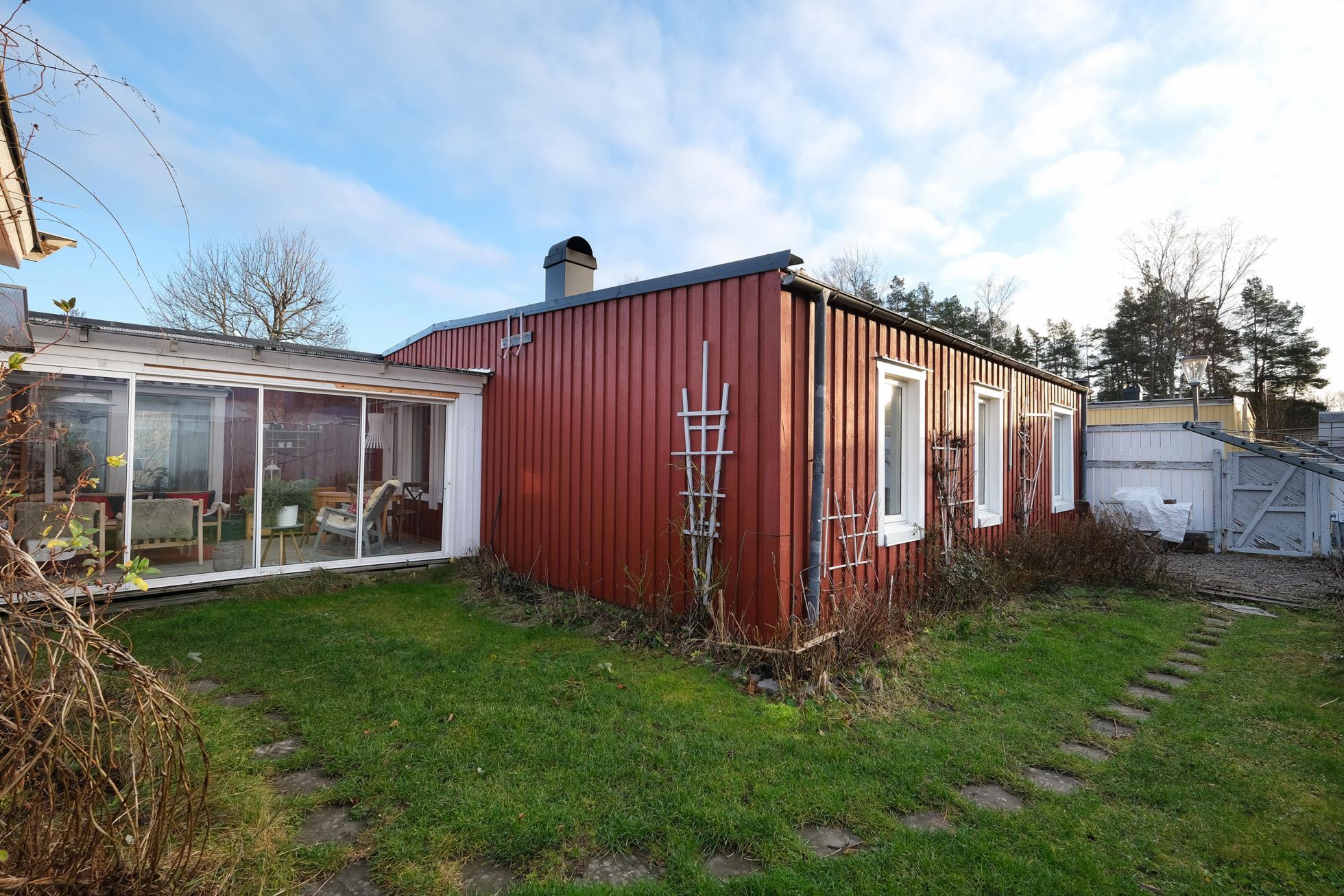 Fint tillbyggt atriumhus med inglasat uterum, eldstad och bastu