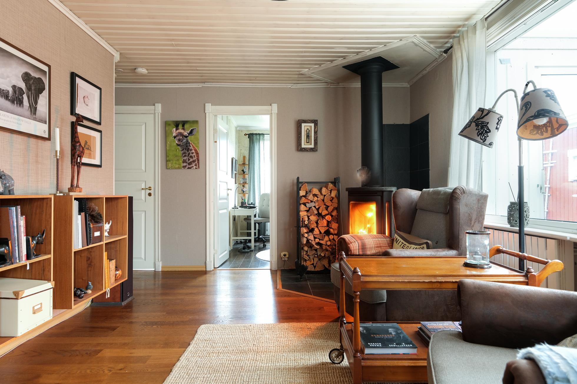 Fint tillbyggt atriumhus med inglasat uterum, eldstad och bastu