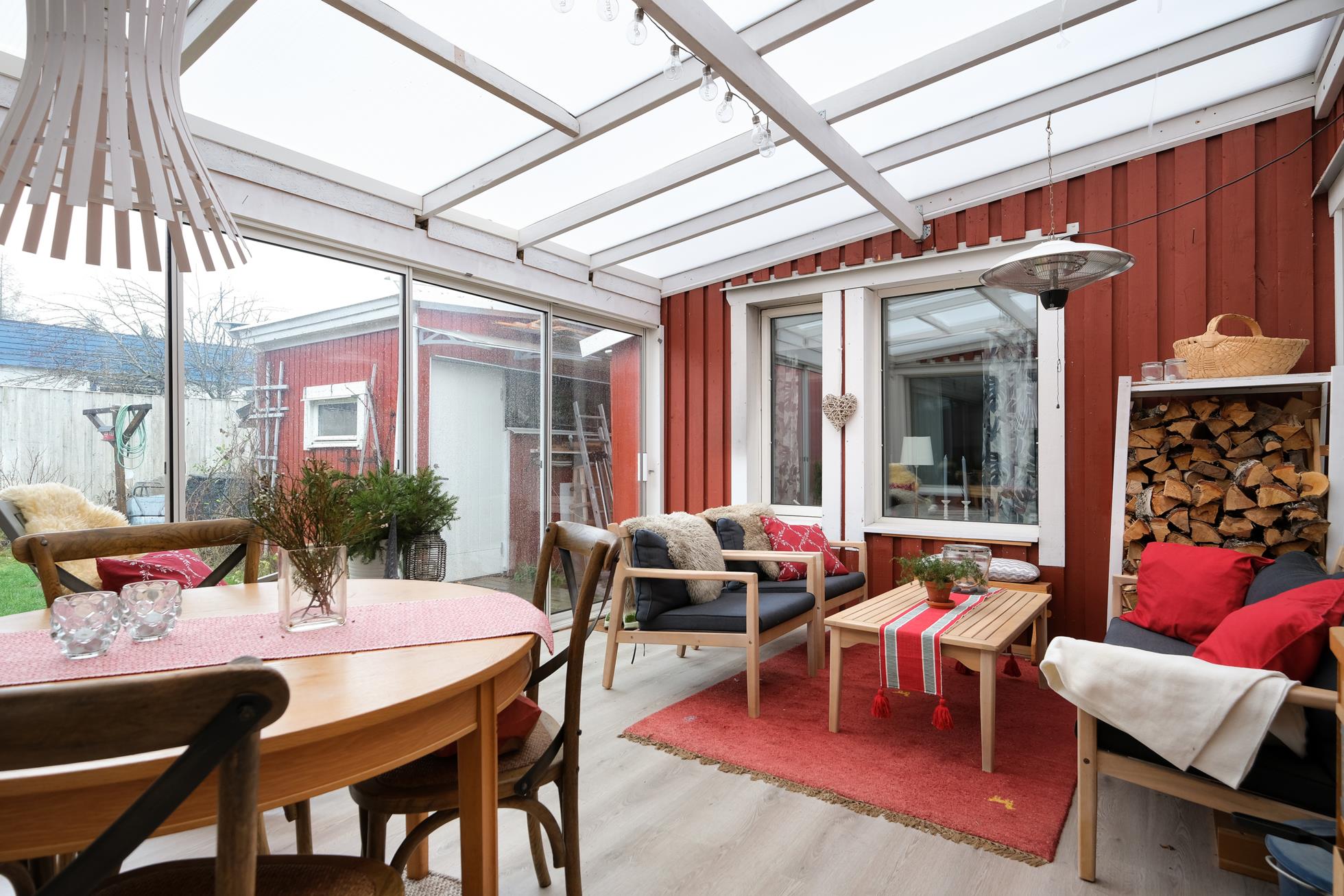 Fint tillbyggt atriumhus med inglasat uterum, eldstad och bastu