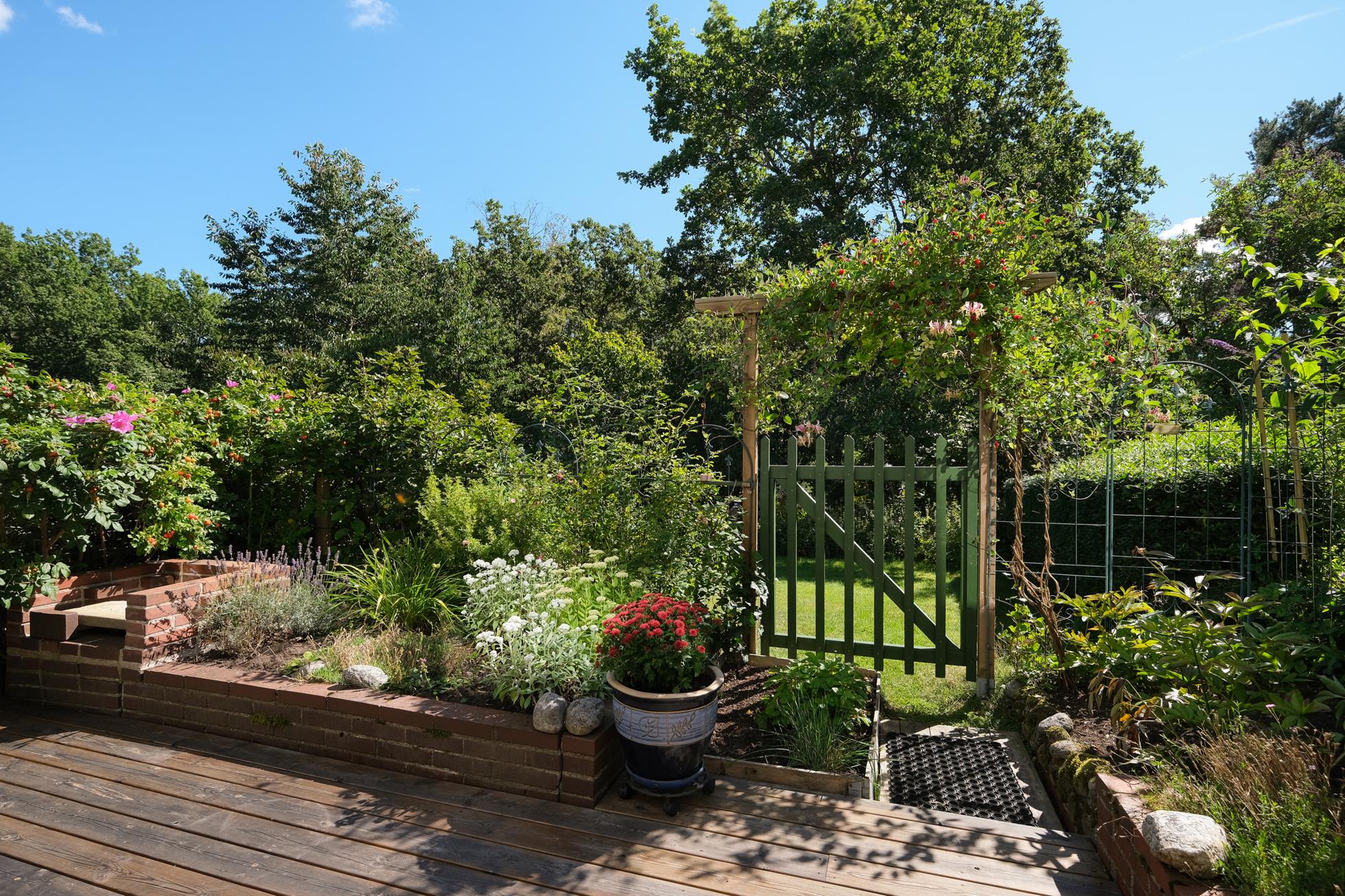 Välskött och välplanerat radhus på stor tomt i underbart läge mot skogsallmänning