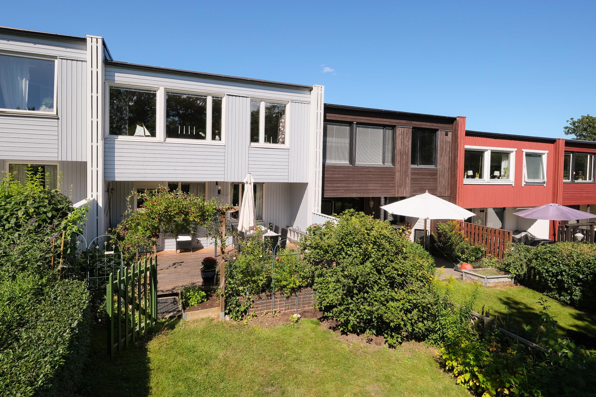 Välskött och välplanerat radhus på stor tomt i underbart läge mot skogsallmänning