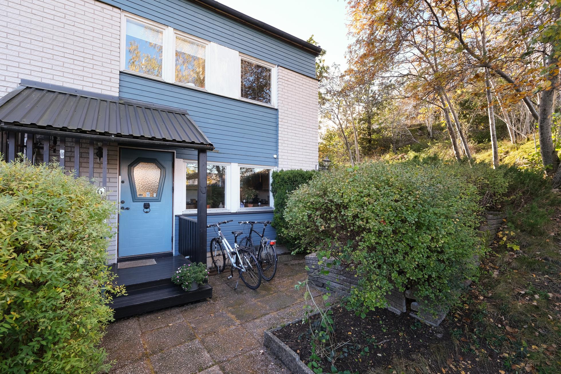 Stort välplanerat gavelradhus i lungt barnvänligt område nära sjöar, natur och goda bussförbindelser