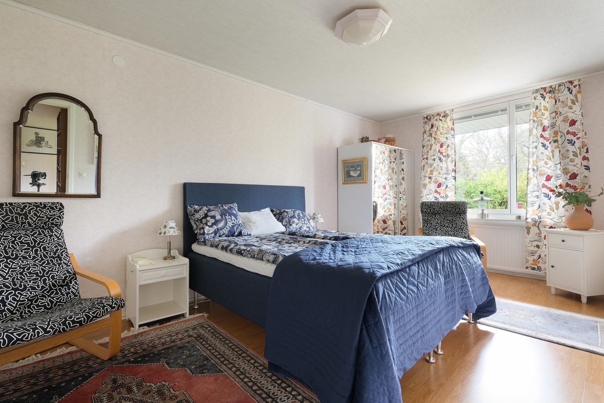 Välskött och välplanerat radhus på stor tomt i underbart läge mot skogsallmänning