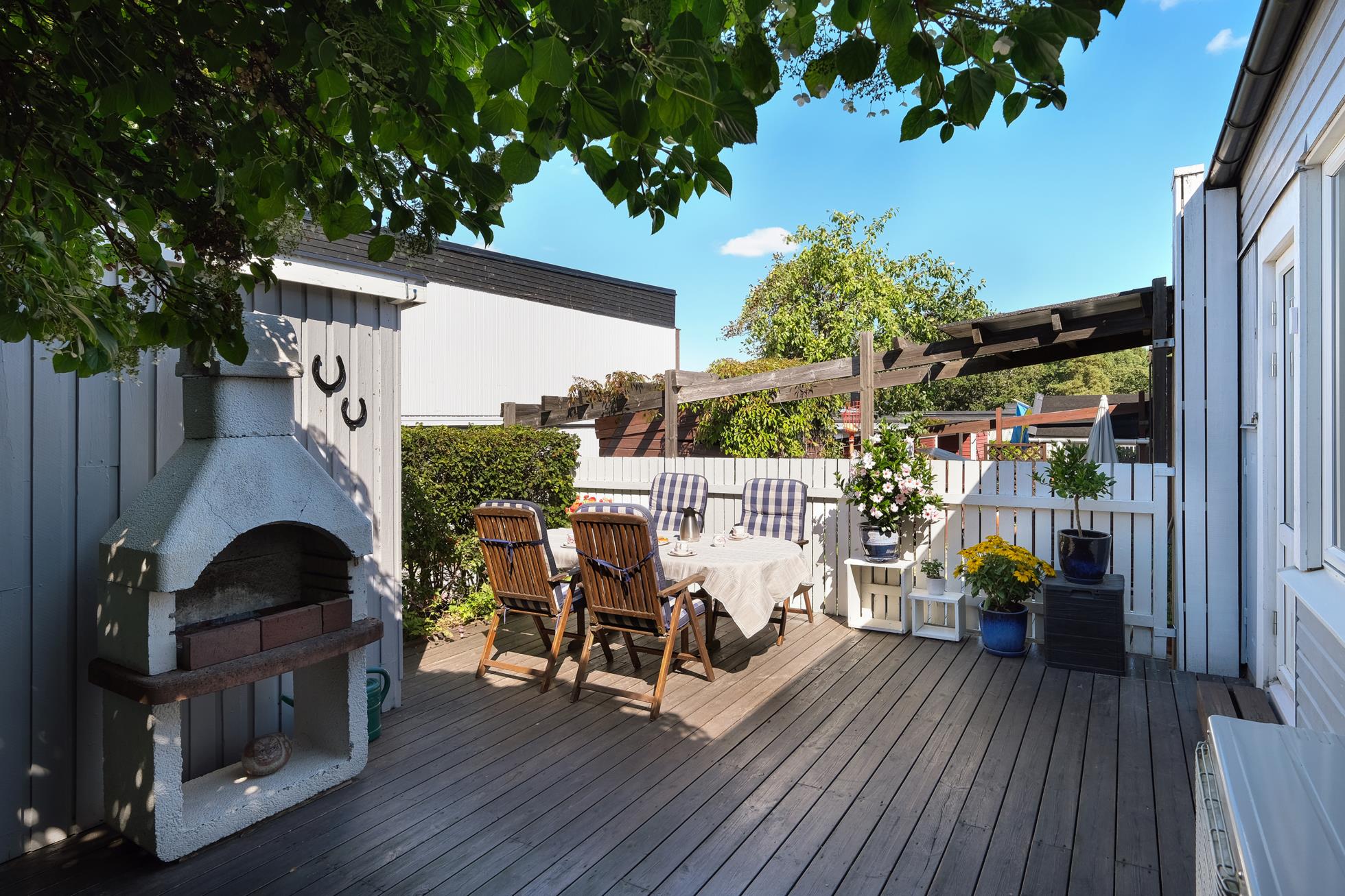 Välskött och välplanerat radhus på stor tomt i underbart läge mot skogsallmänning