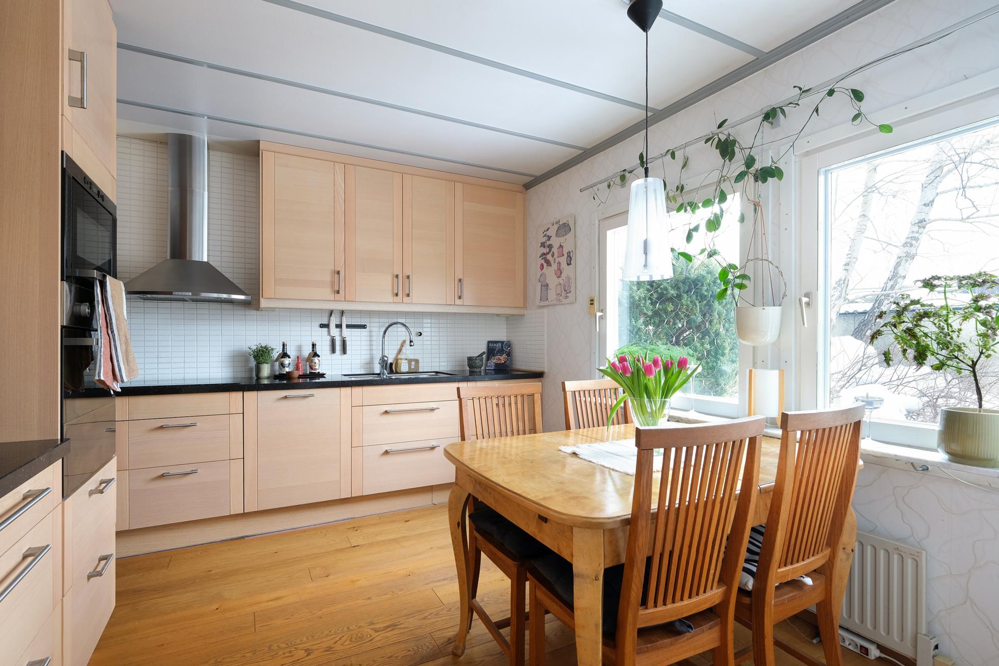 Stort välplanerat gavelradhus i lungt barnvänligt område nära sjöar, natur och goda bussförbindelser