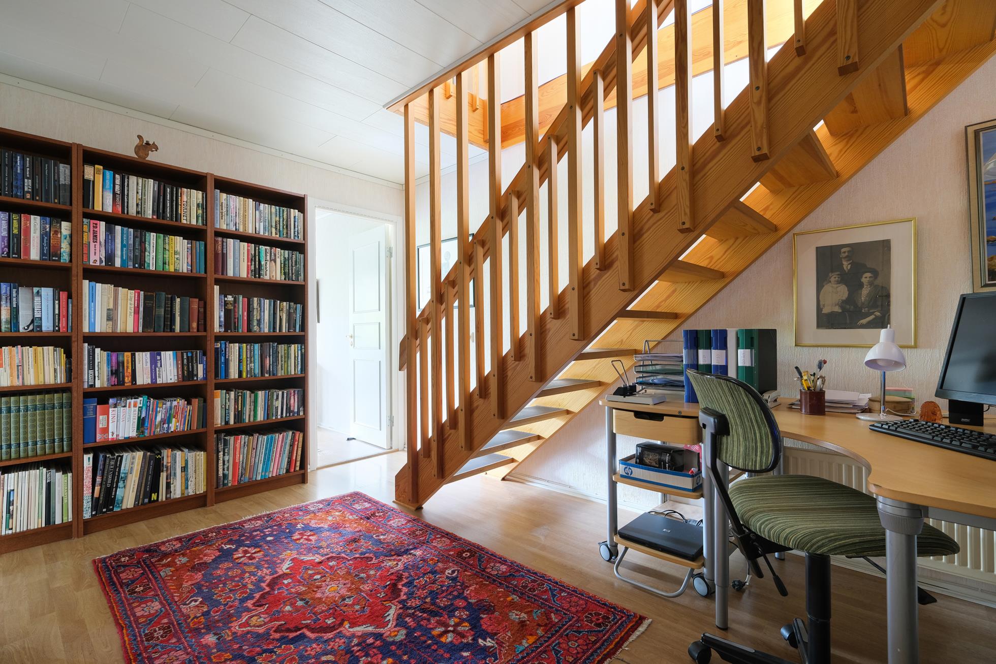 Välskött och välplanerat radhus på stor tomt i underbart läge mot skogsallmänning