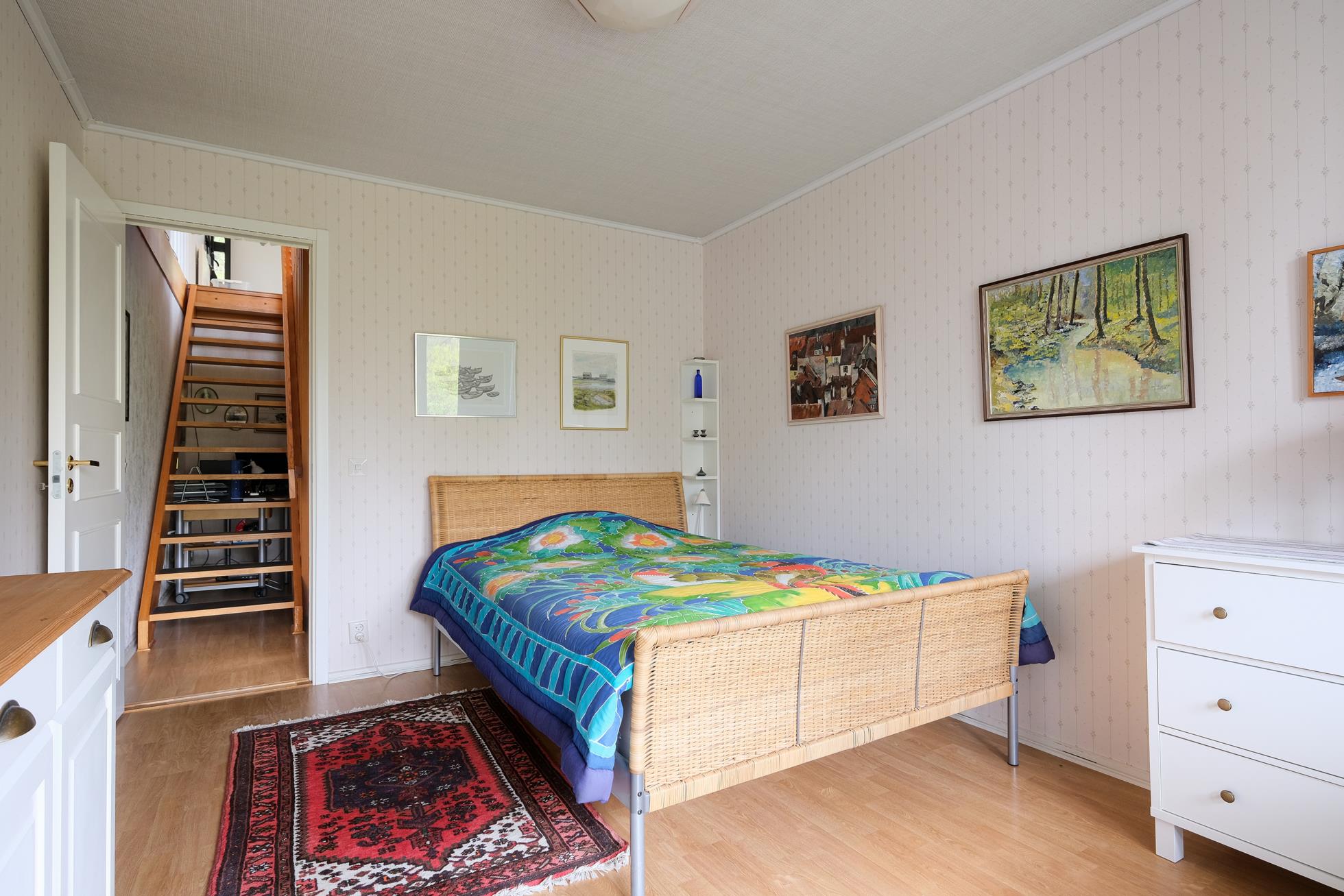 Välskött och välplanerat radhus på stor tomt i underbart läge mot skogsallmänning