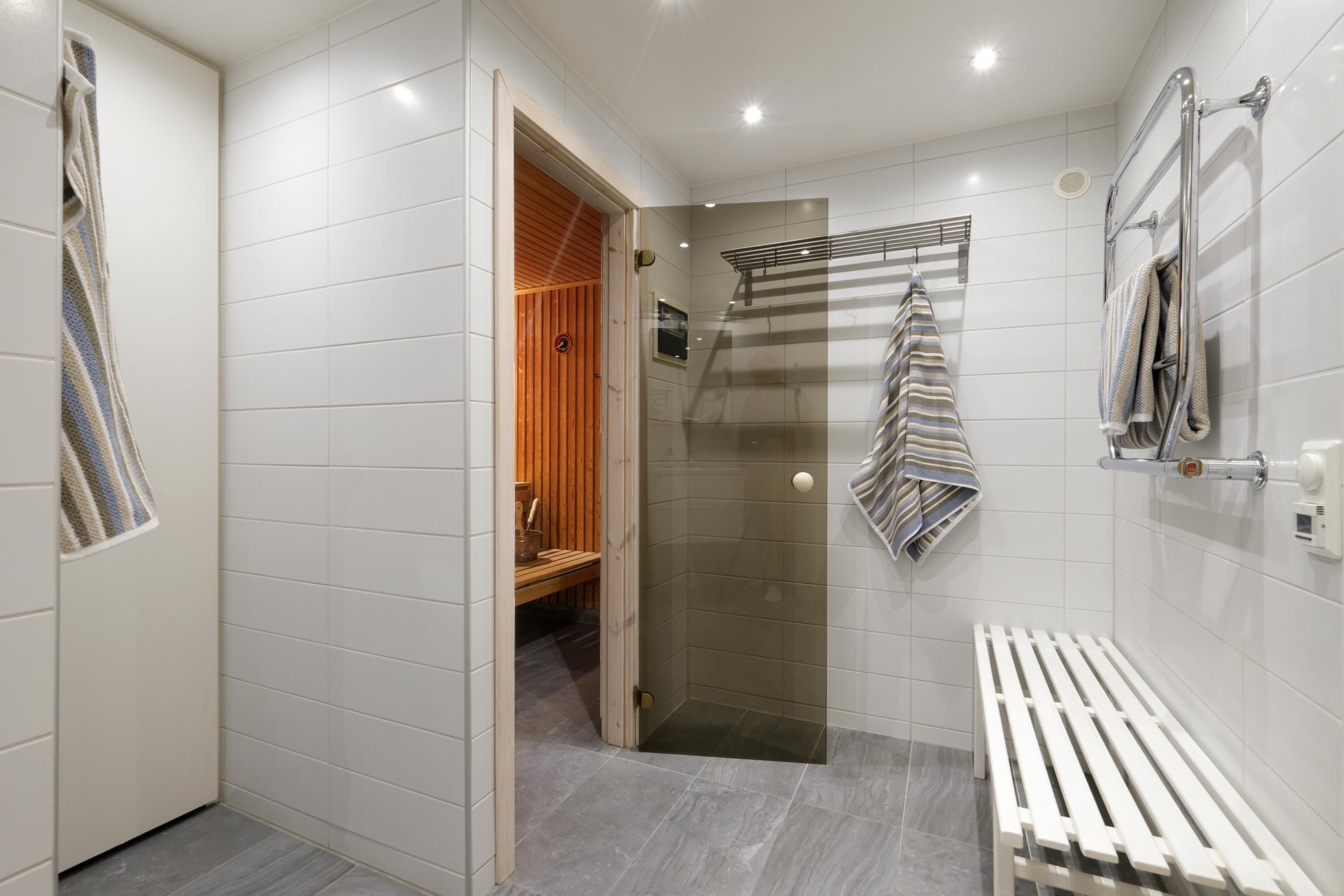 Stort välplanerat gavelradhus i lungt barnvänligt område nära sjöar, natur och goda bussförbindelser