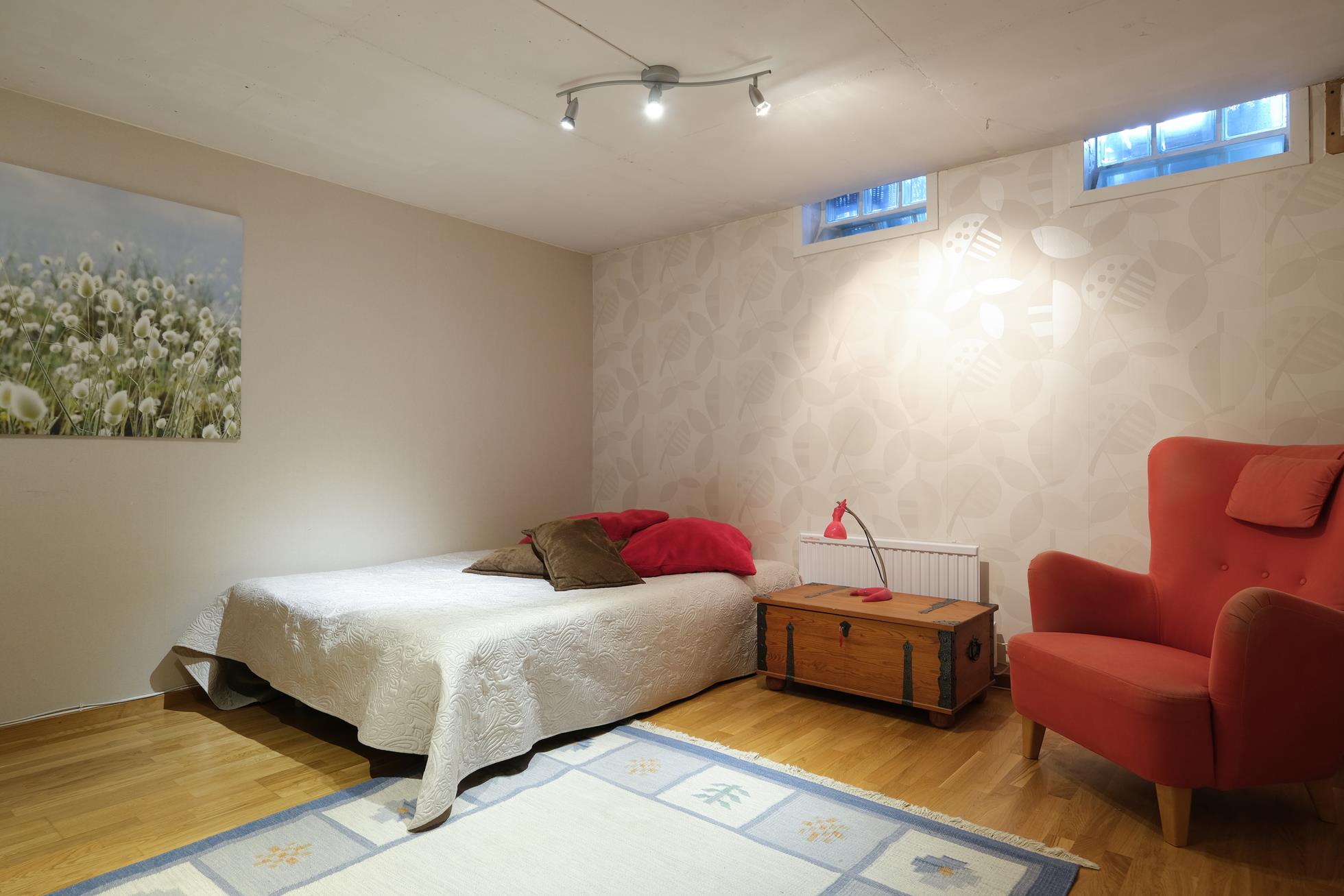 Stort välplanerat gavelradhus i lungt barnvänligt område nära sjöar, natur och goda bussförbindelser