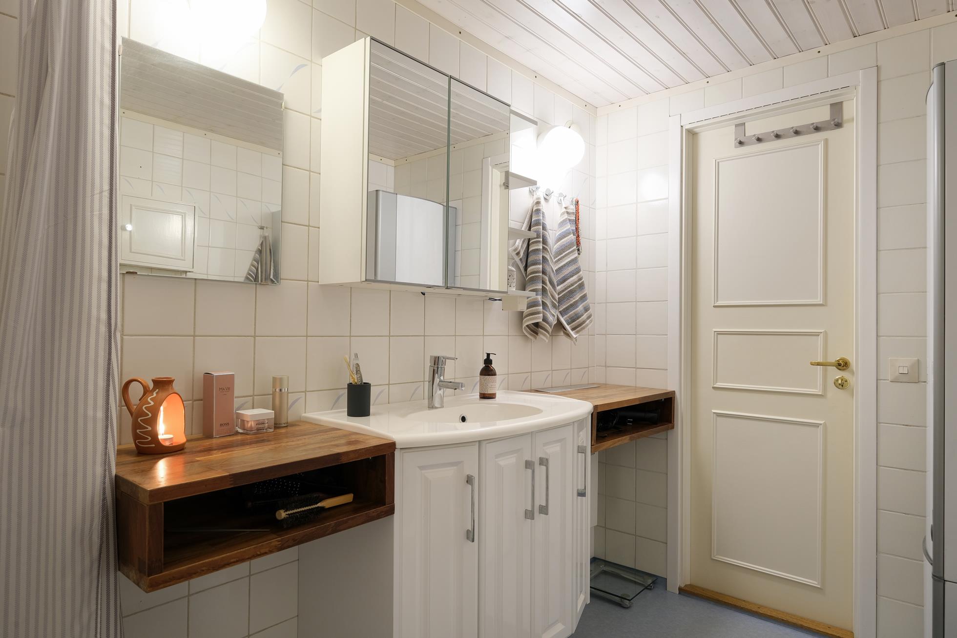 Välskött och välplanerat radhus på stor tomt i underbart läge mot skogsallmänning