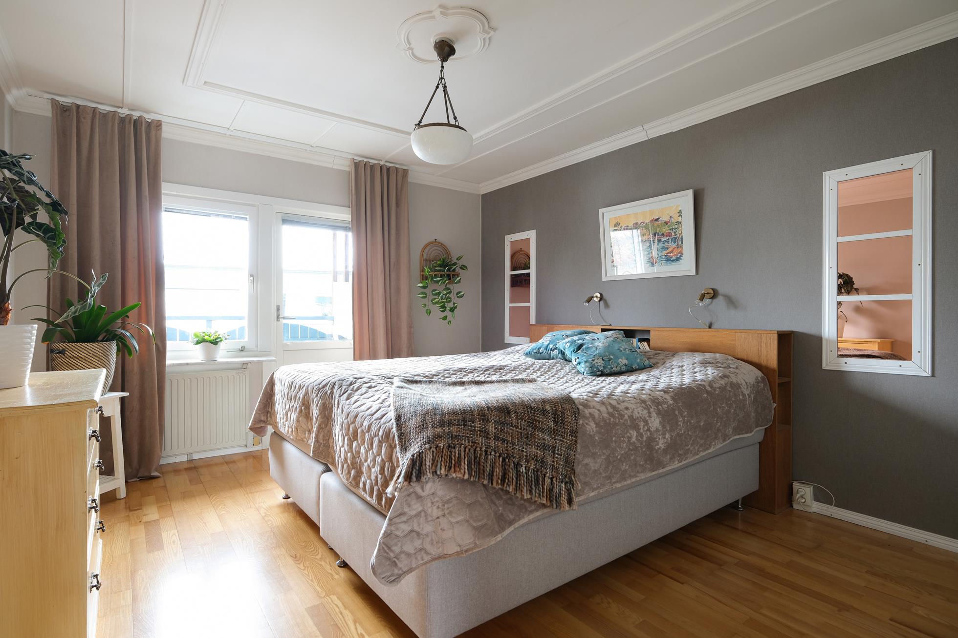 Stort välplanerat gavelradhus i lungt barnvänligt område nära sjöar, natur och goda bussförbindelser