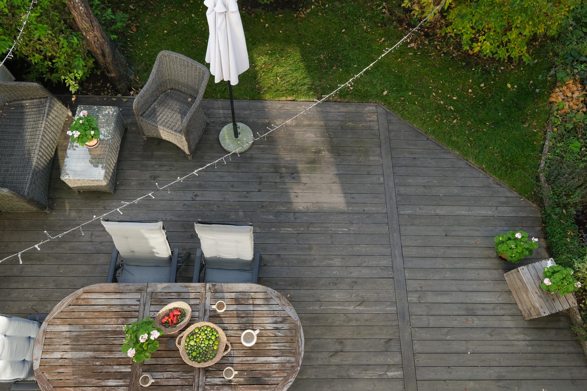 Stort välplanerat gavelradhus i lungt barnvänligt område nära sjöar, natur och goda bussförbindelser