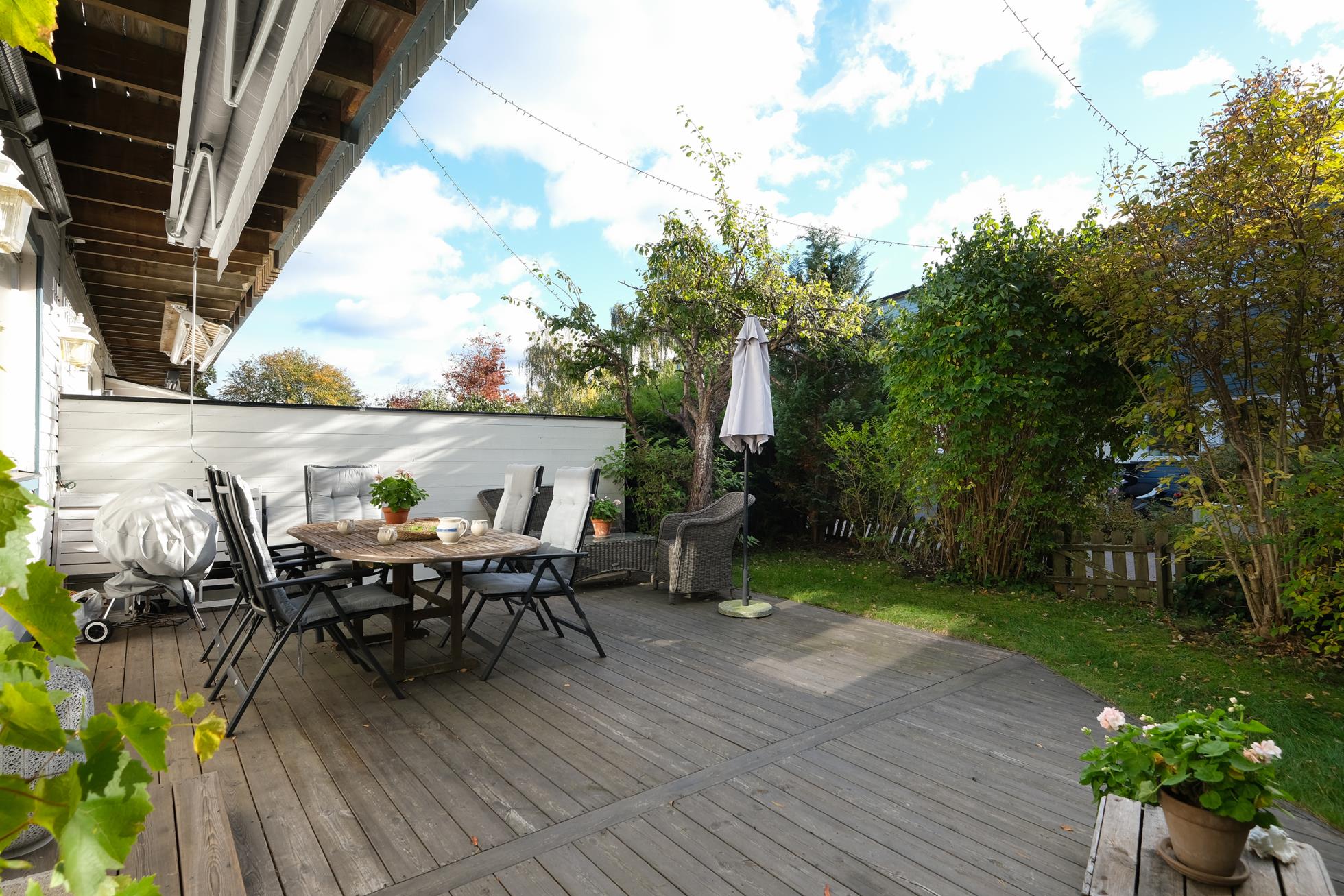 Stort välplanerat gavelradhus i lungt barnvänligt område nära sjöar, natur och goda bussförbindelser