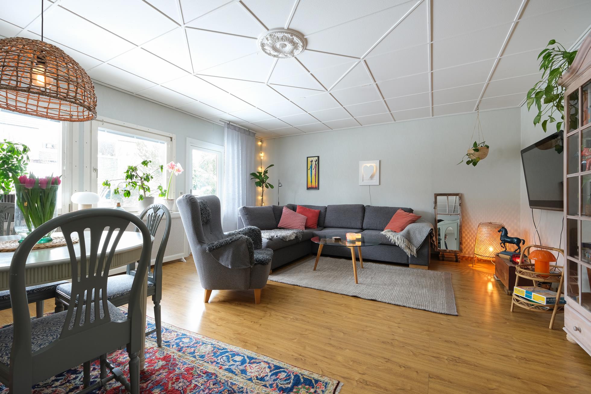 Stort välplanerat gavelradhus i lungt barnvänligt område nära sjöar, natur och goda bussförbindelser