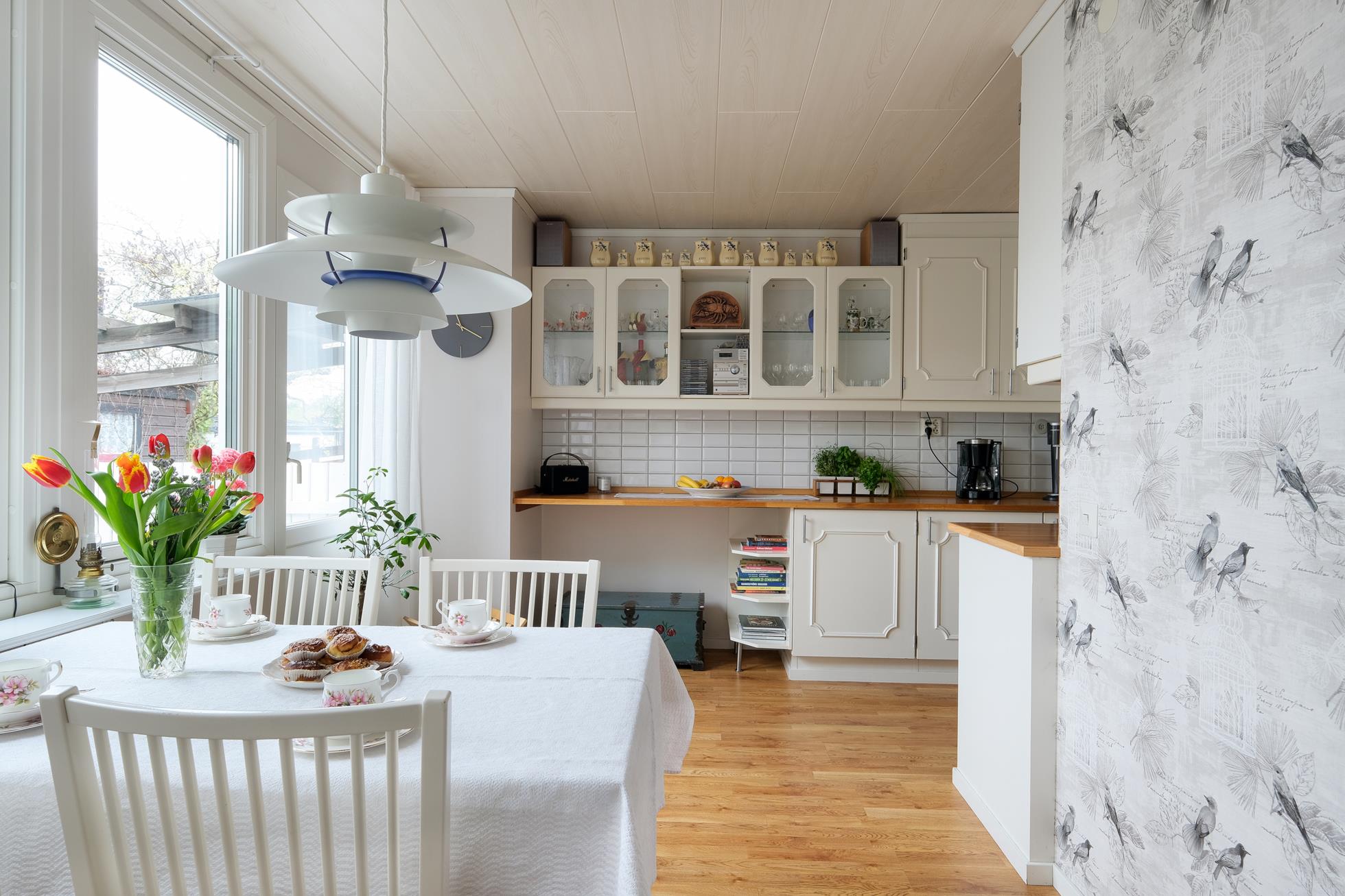 Välskött och välplanerat radhus på stor tomt i underbart läge mot skogsallmänning