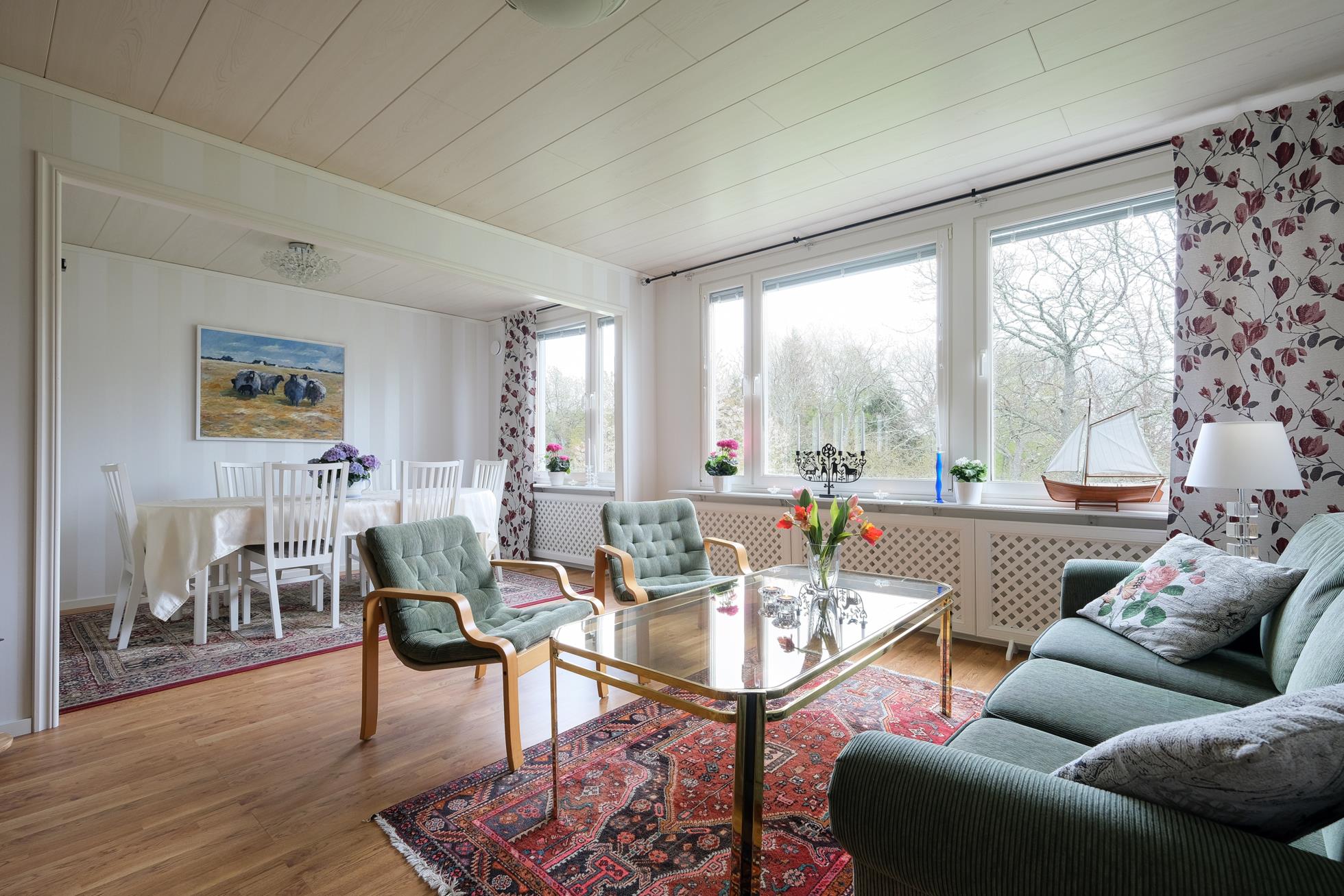 Välskött och välplanerat radhus på stor tomt i underbart läge mot skogsallmänning