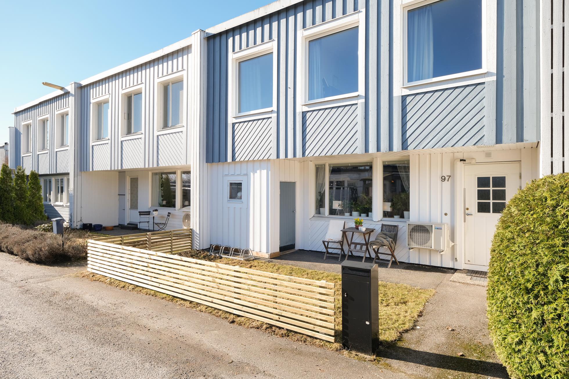 Smakfullt renoverat radhus med inglasat uterum och tomt i perfekt solläge!