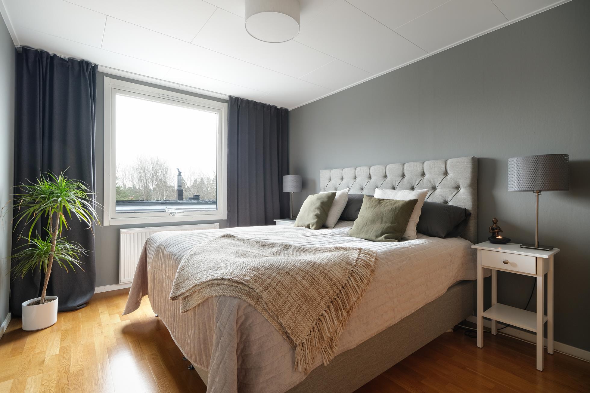 Smakfullt renoverat radhus med inglasat uterum och tomt i perfekt solläge!