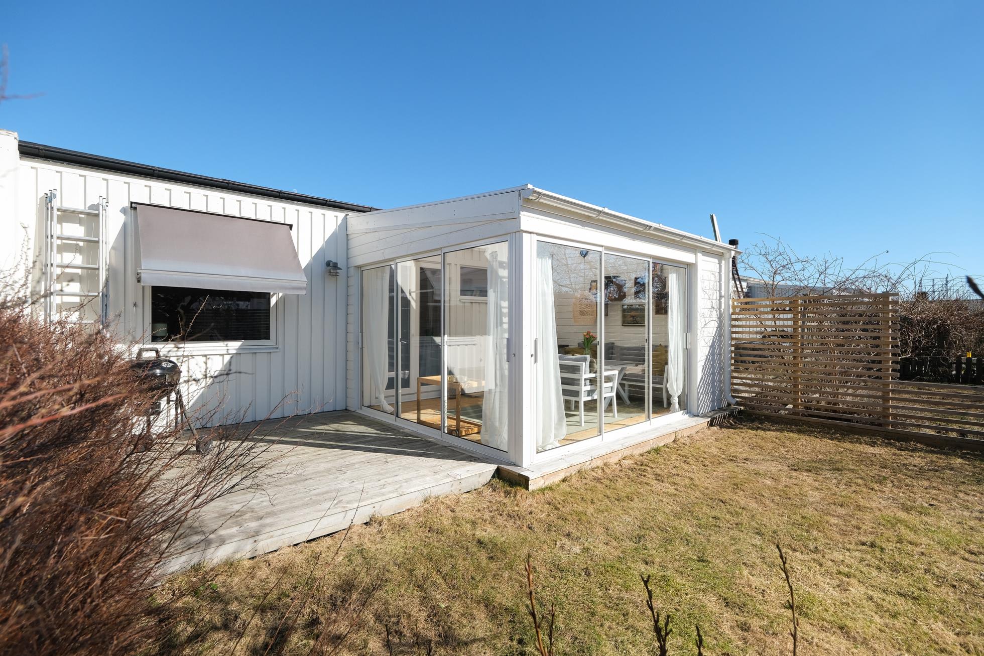 Smakfullt renoverat radhus med inglasat uterum och tomt i perfekt solläge!