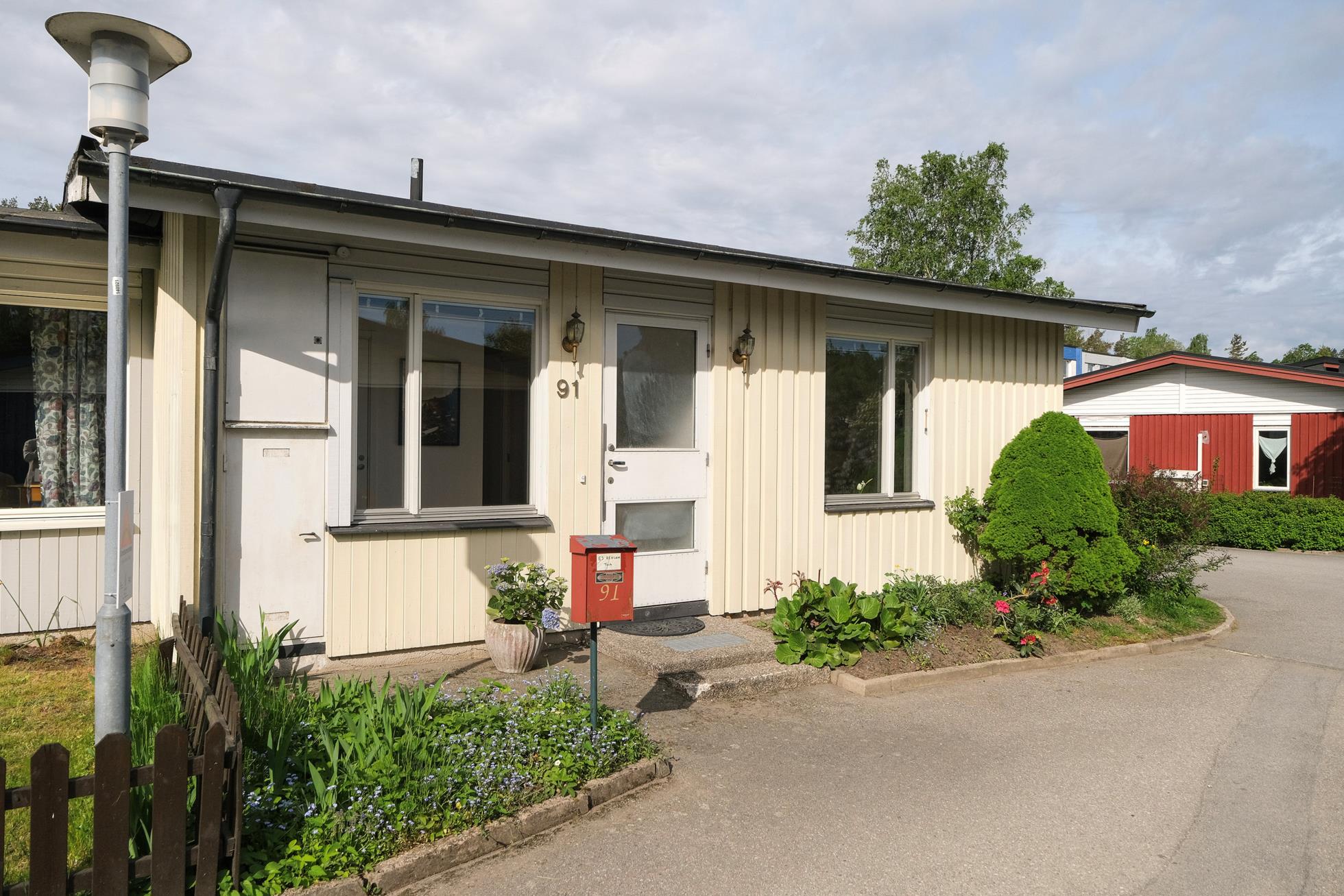 Äntligen är ett av få 1-plans gavelradhus på 89 kvm till salu!