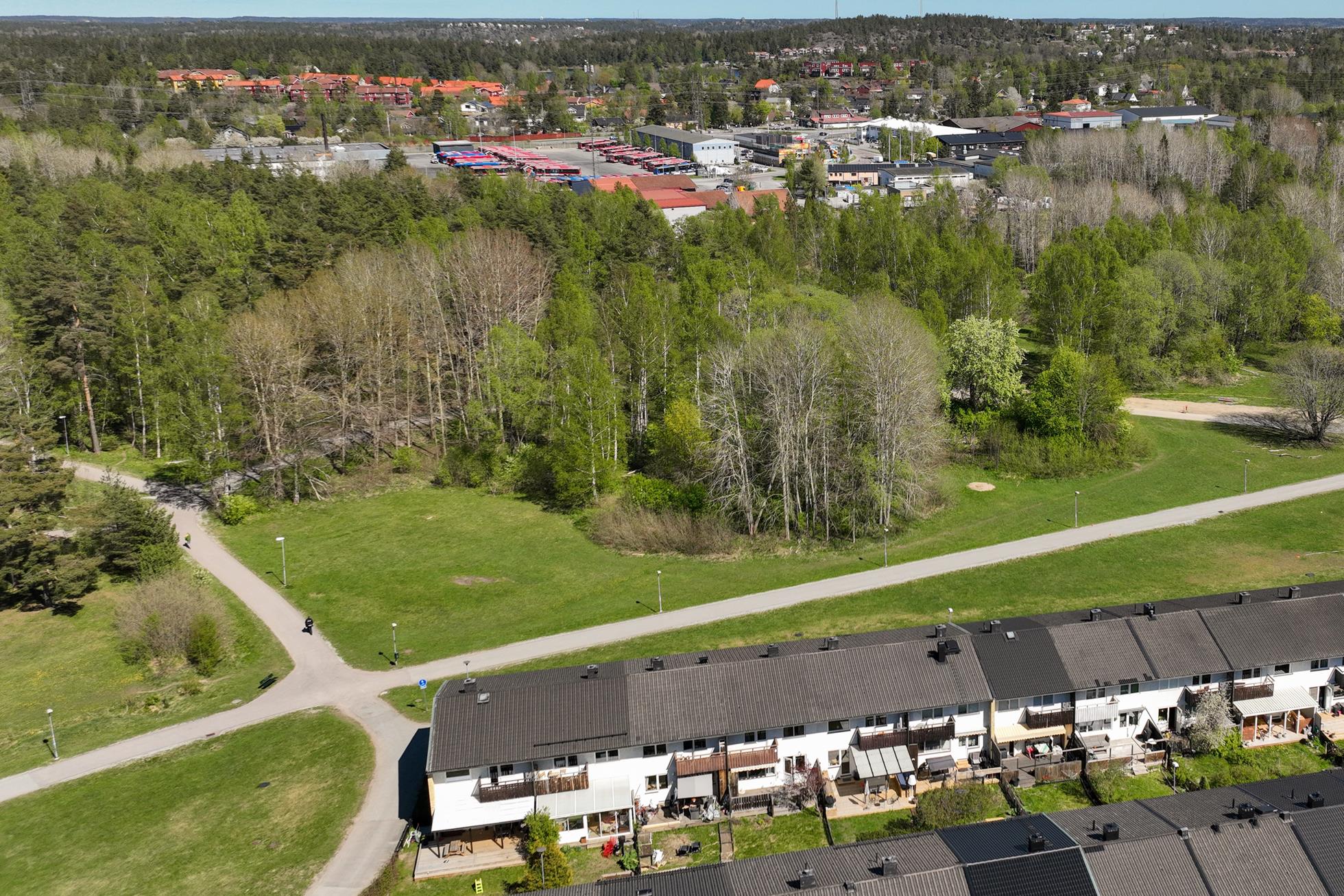 Välskött och välplanerat 2-plansradhus i underbart läge mot naturområden