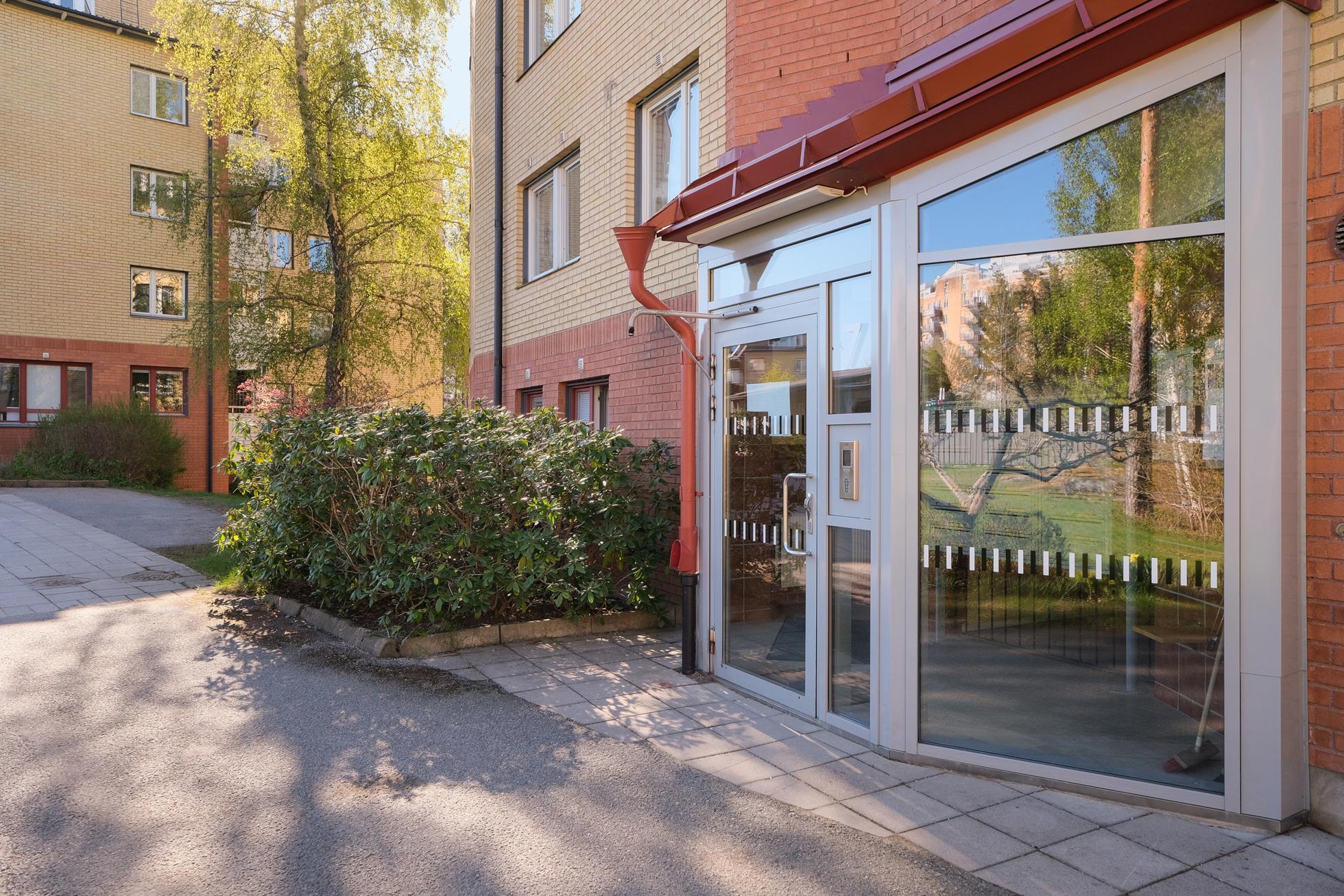Välplanerad 3/4:a i högt och soligt gavelläge med rymlig balkong mot skogsallmänning