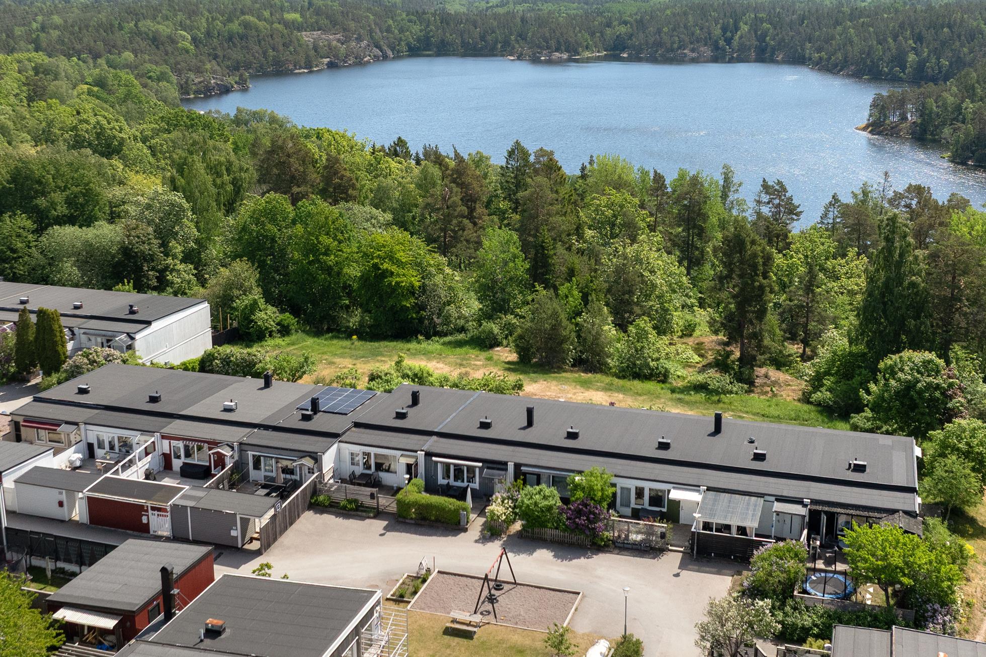 Fint renoverat radhus i ett underbart läge mot natur och sjö