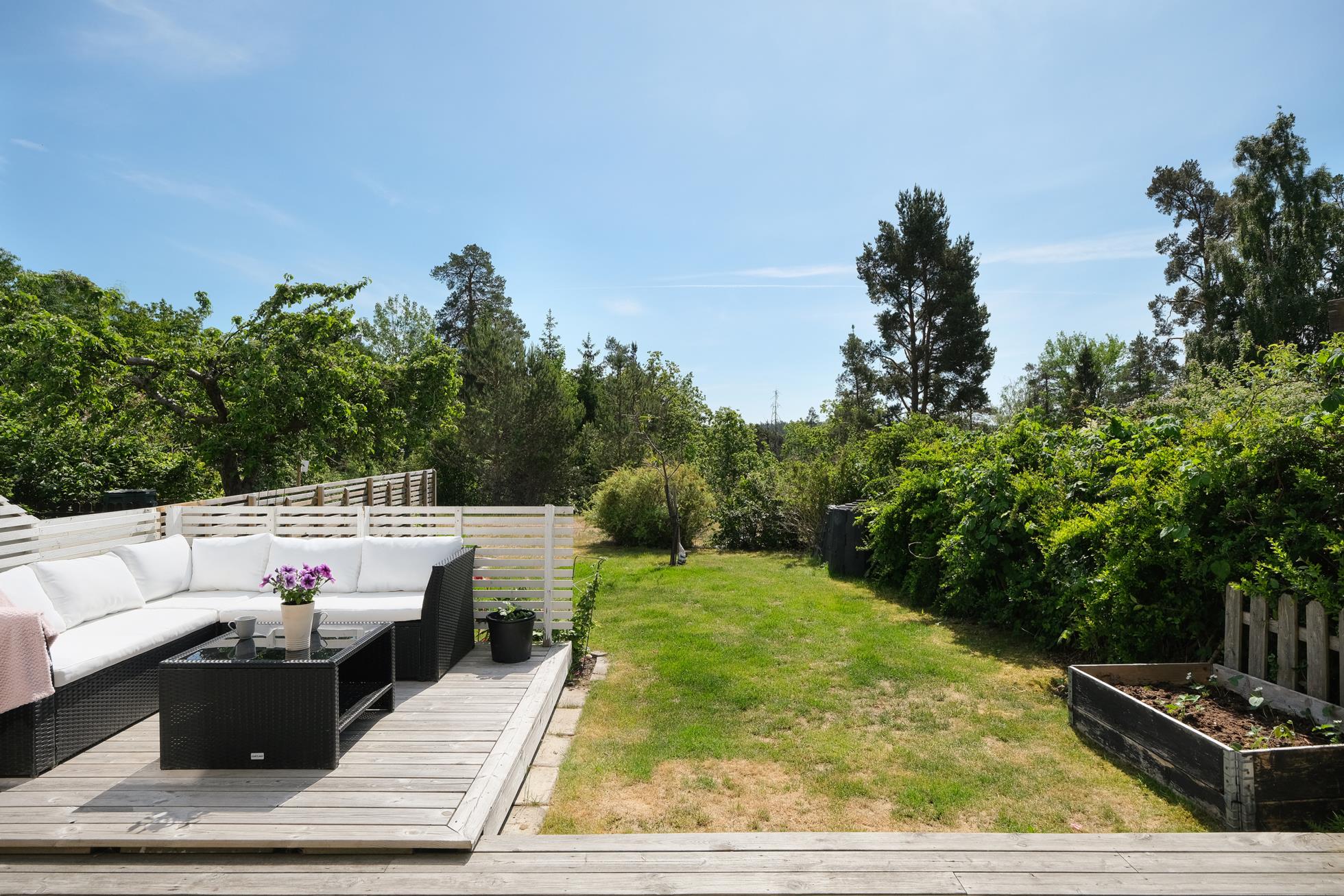 Fint renoverat radhus i ett underbart läge mot natur och sjö