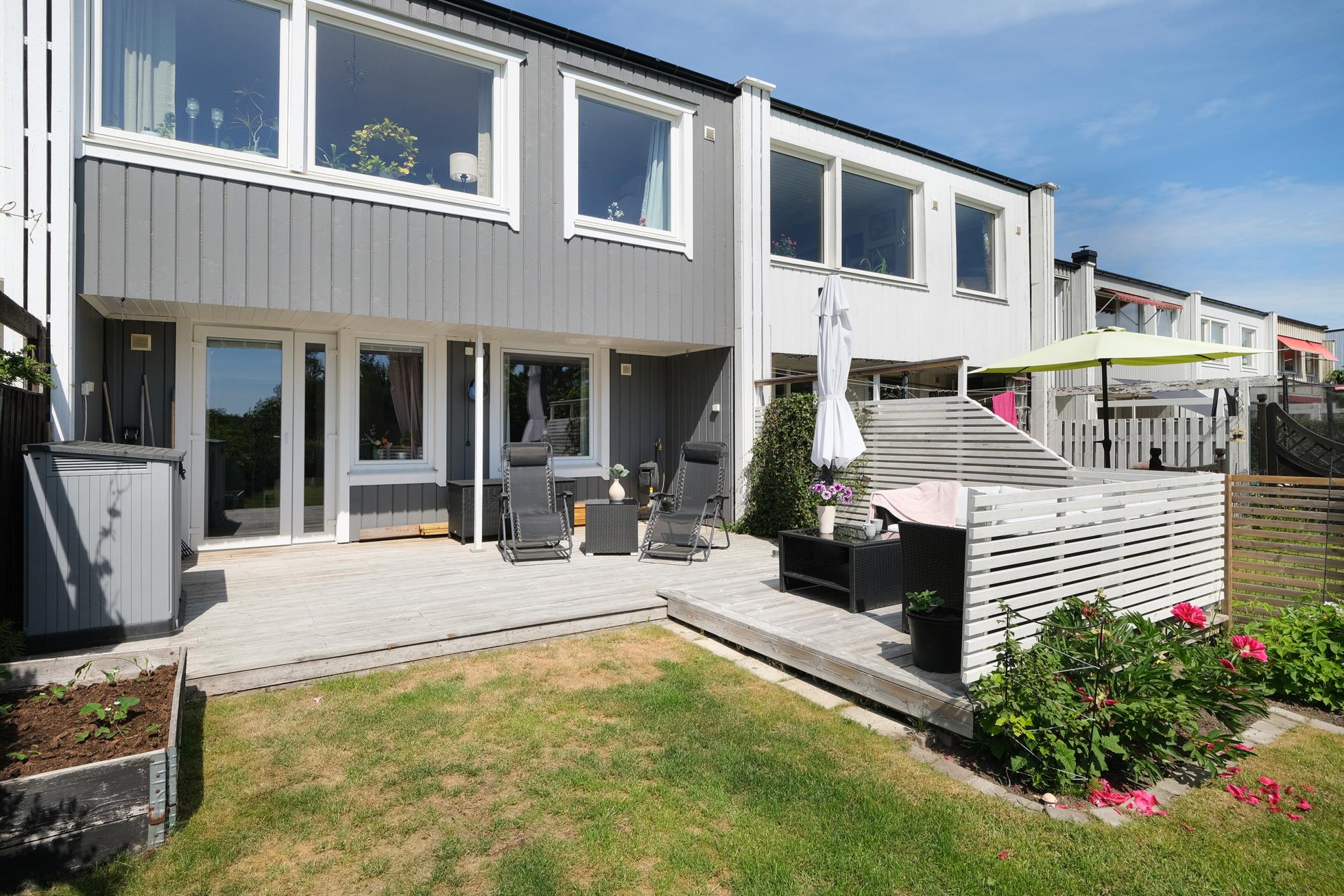 Fint renoverat radhus i ett underbart läge mot natur och sjö