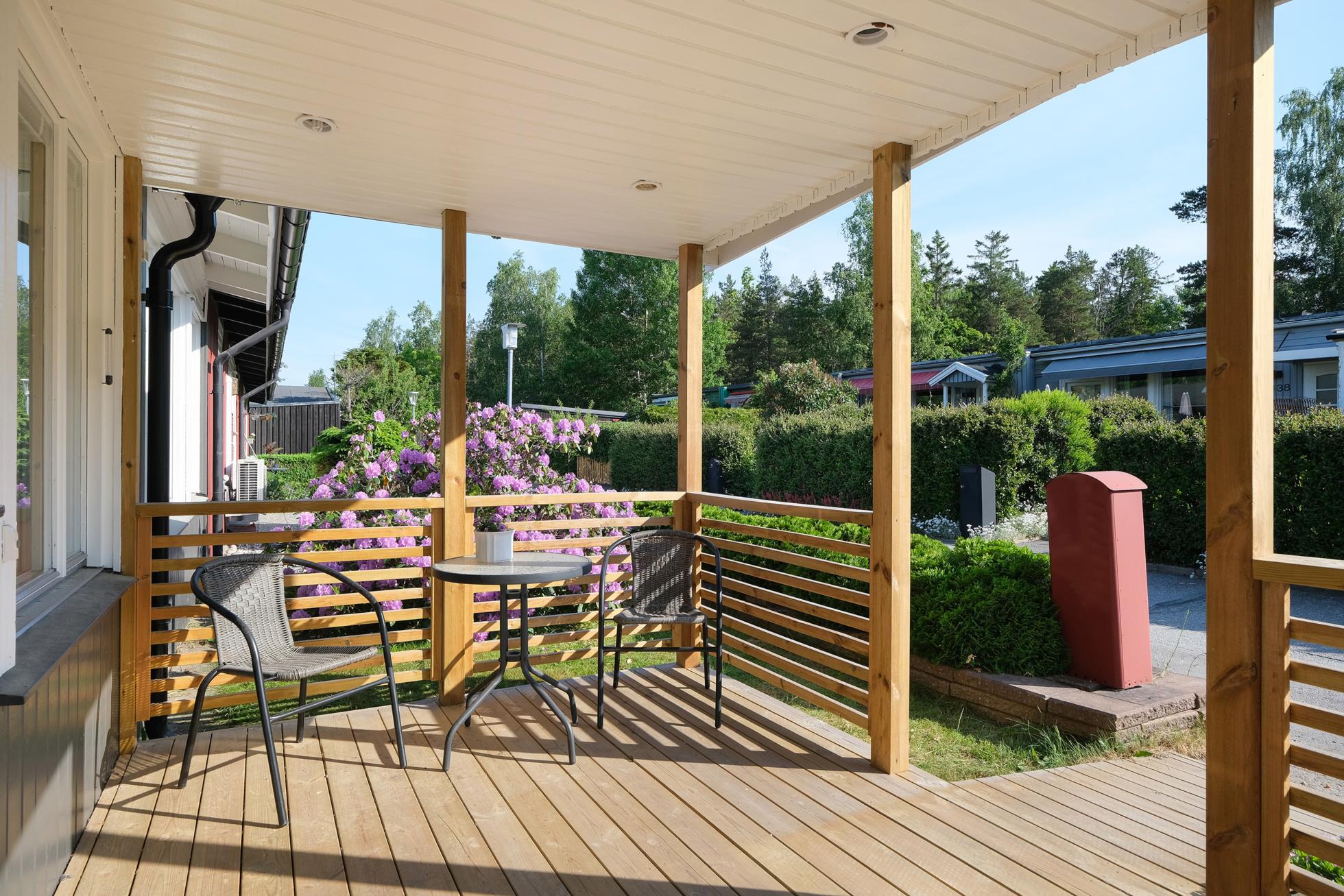 Välplanerat och välskött gavelradhus med tomt mot skogsallmänning