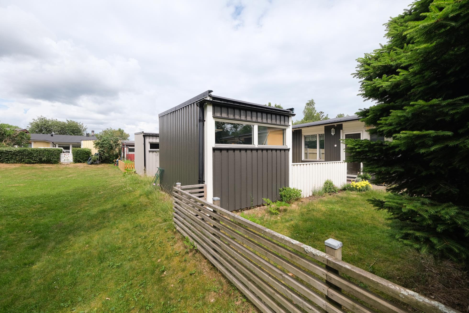 Välplanerat och välskött gavelradhus med tomt mot skogsallmänning