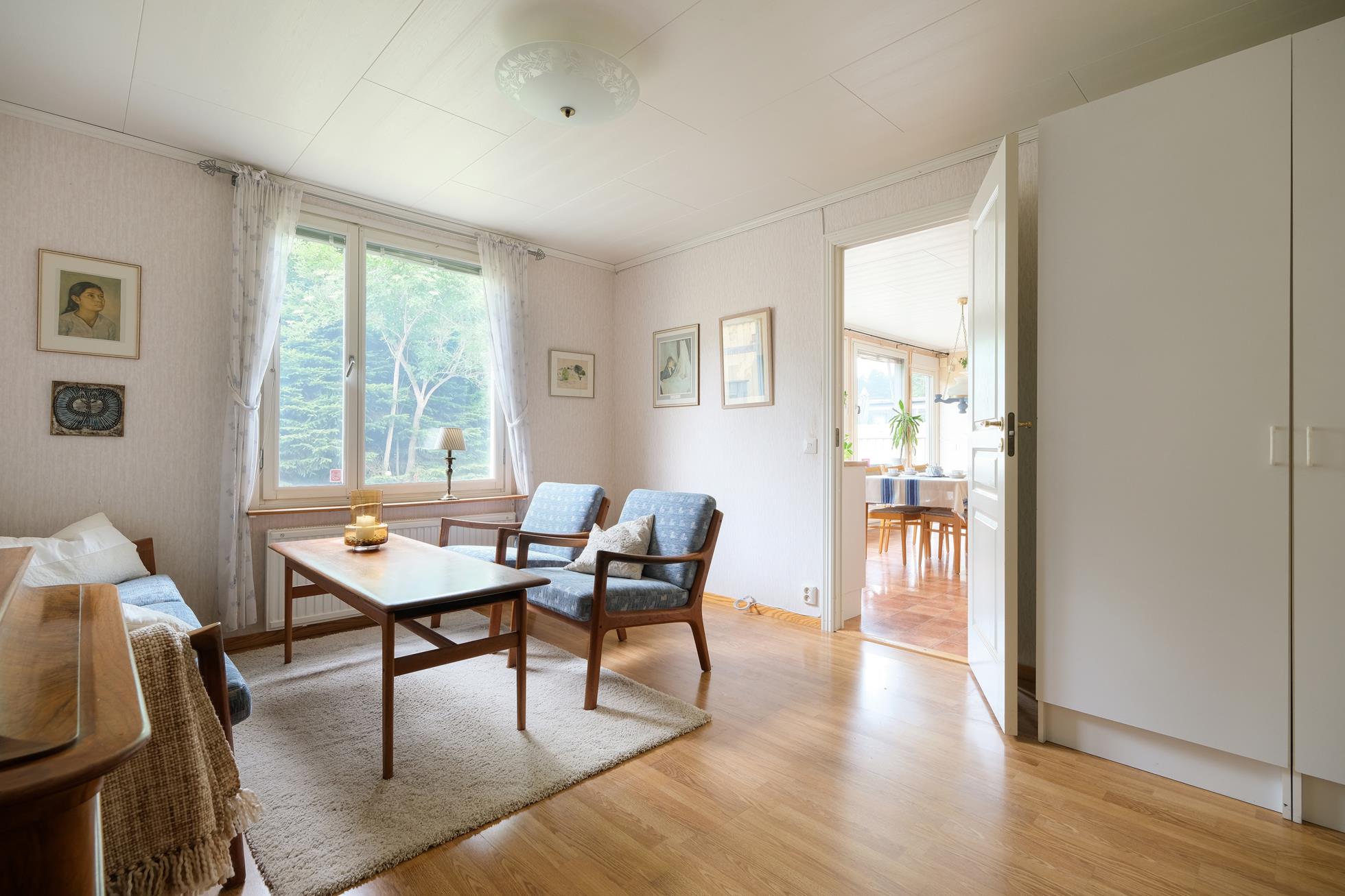 Välplanerat och välskött gavelradhus med tomt mot skogsallmänning