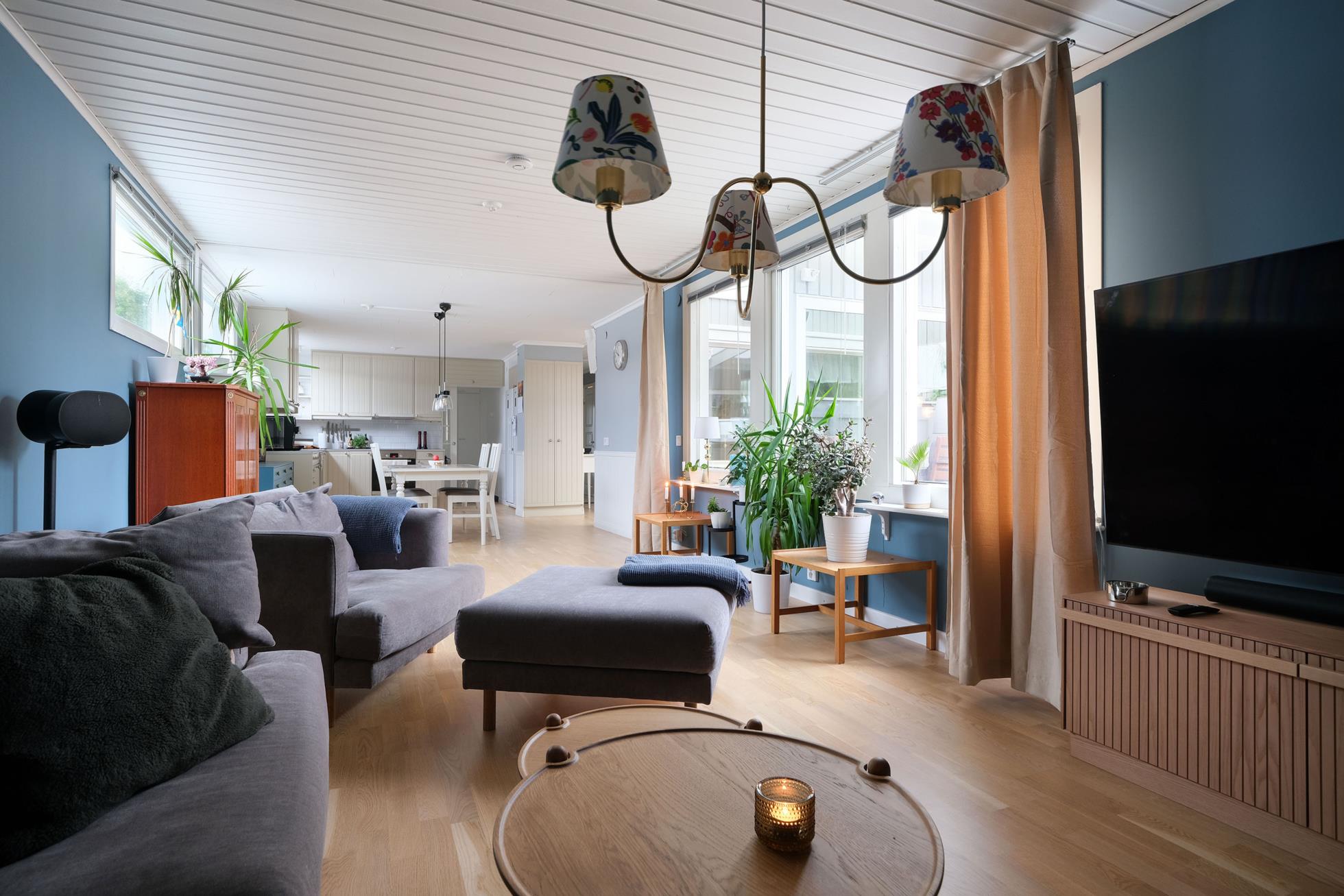 Fint renoverat  samt till -och ombyggt atriumhus i ett toppläge gränsande mot skogsallmänning