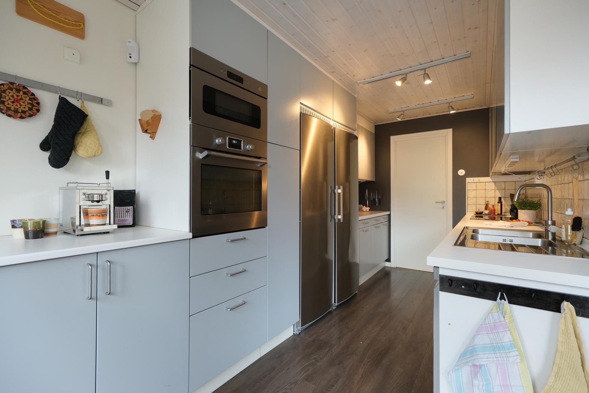 Välskött radhus med stor vacker trädgårdstomt, fint kök och vacker eldstad