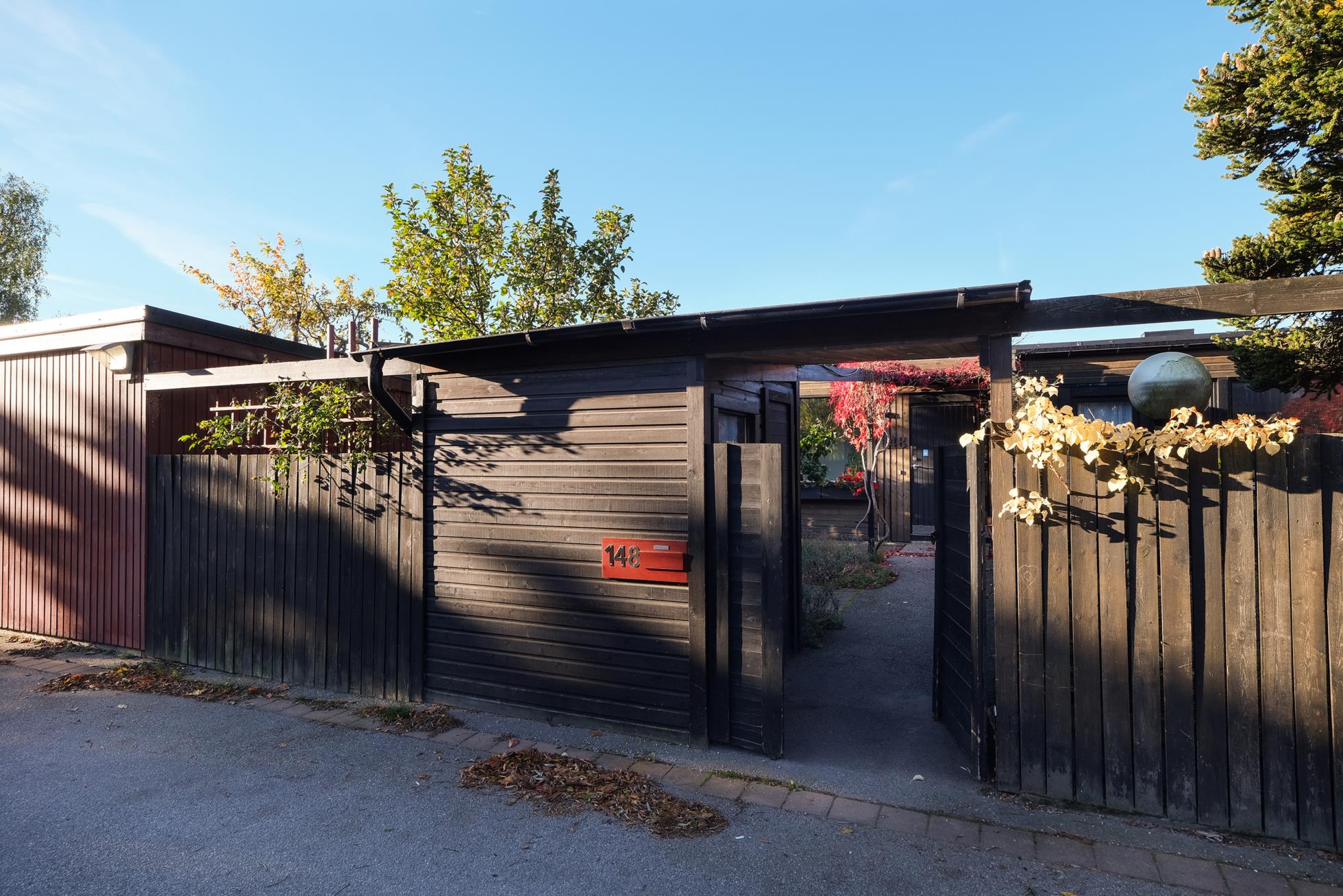 Välskött radhus med stor vacker trädgårdstomt, fint kök och vacker eldstad