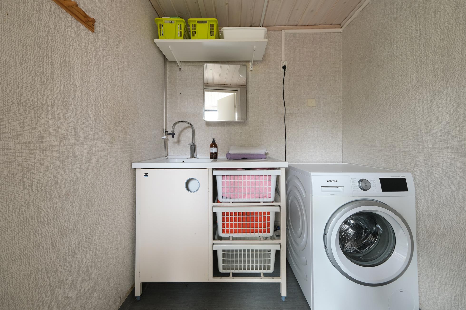 Välskött radhus med stor vacker trädgårdstomt, fint kök och vacker eldstad