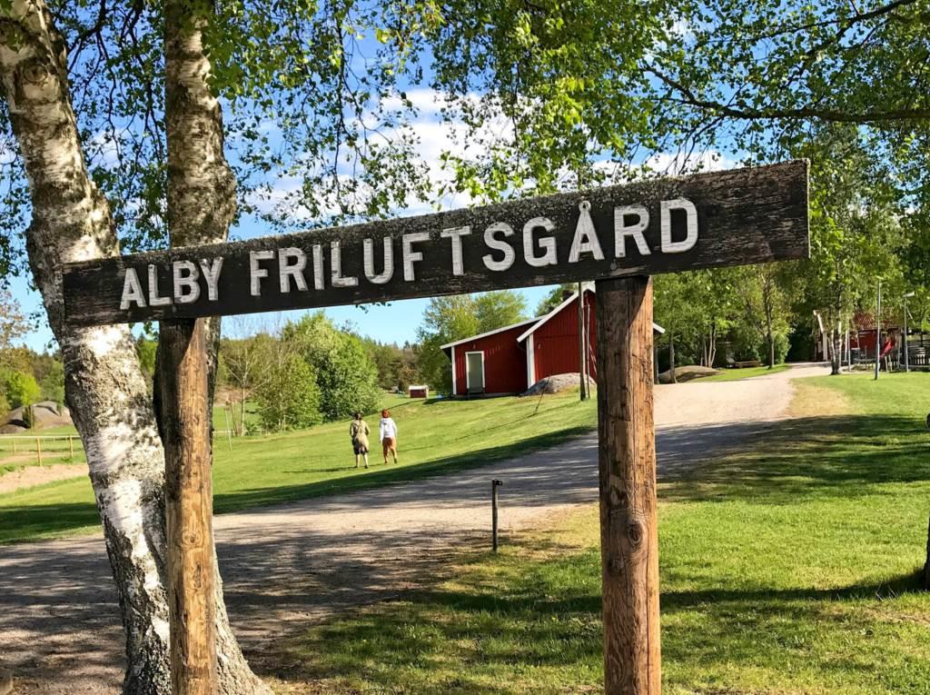 Välskött radhus med stor vacker trädgårdstomt, fint kök och vacker eldstad