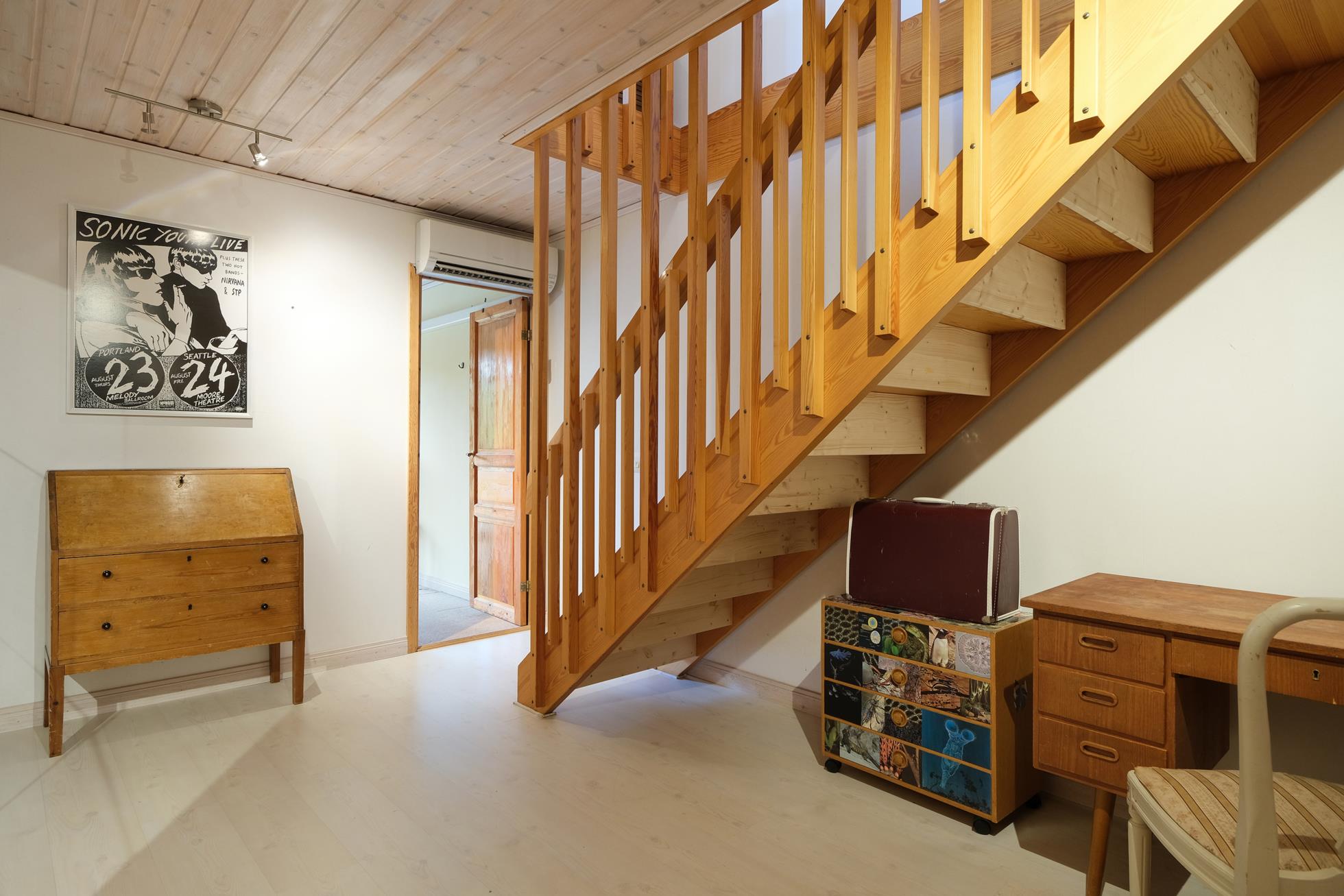 Välskött radhus med stor vacker trädgårdstomt, fint kök och vacker eldstad
