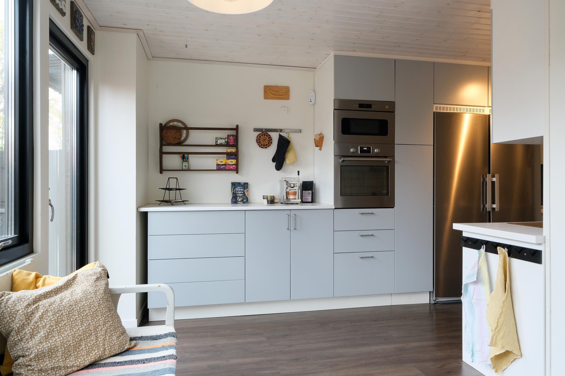 Välskött radhus med stor vacker trädgårdstomt, fint kök och vacker eldstad