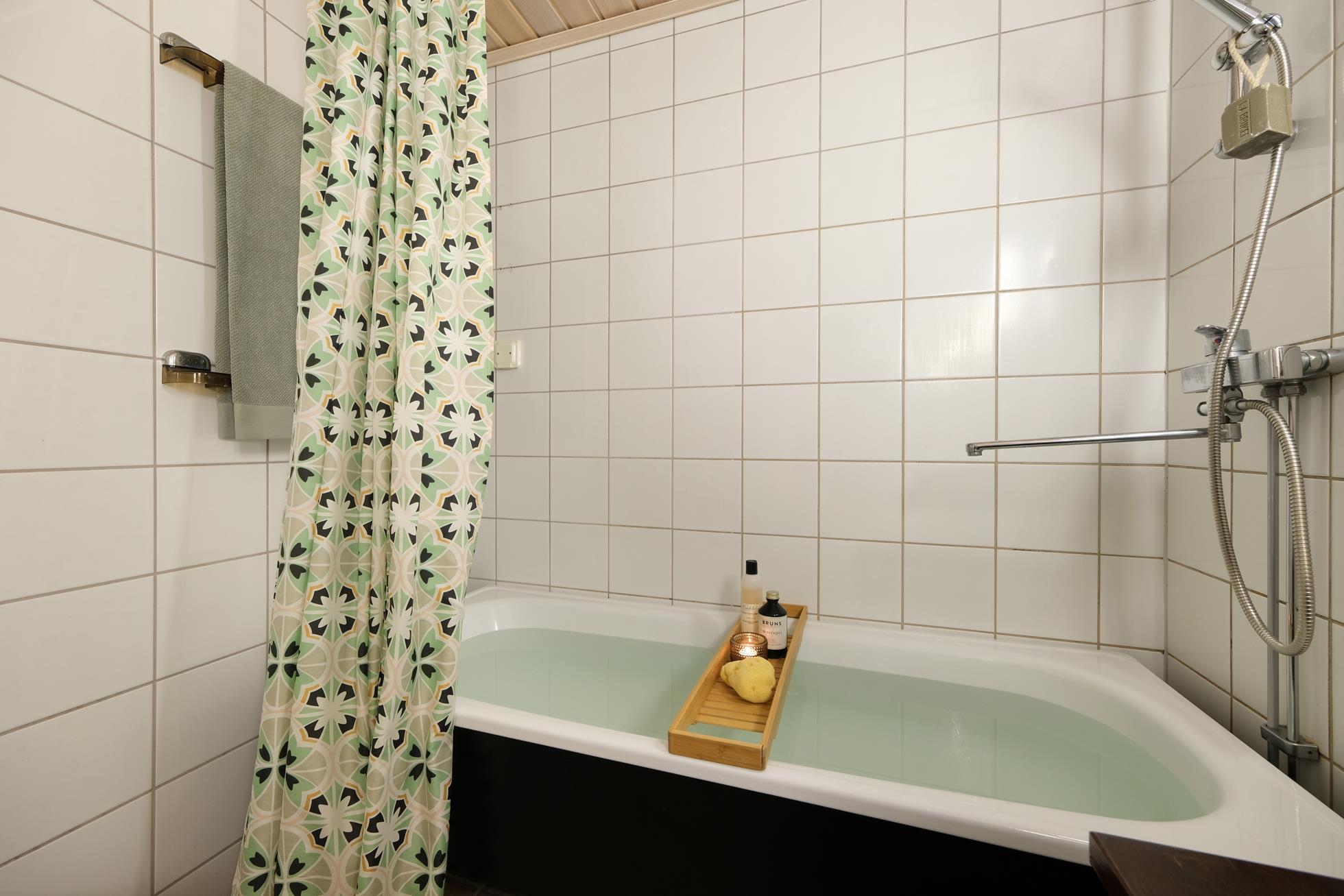 Välskött radhus med stor vacker trädgårdstomt, fint kök och vacker eldstad