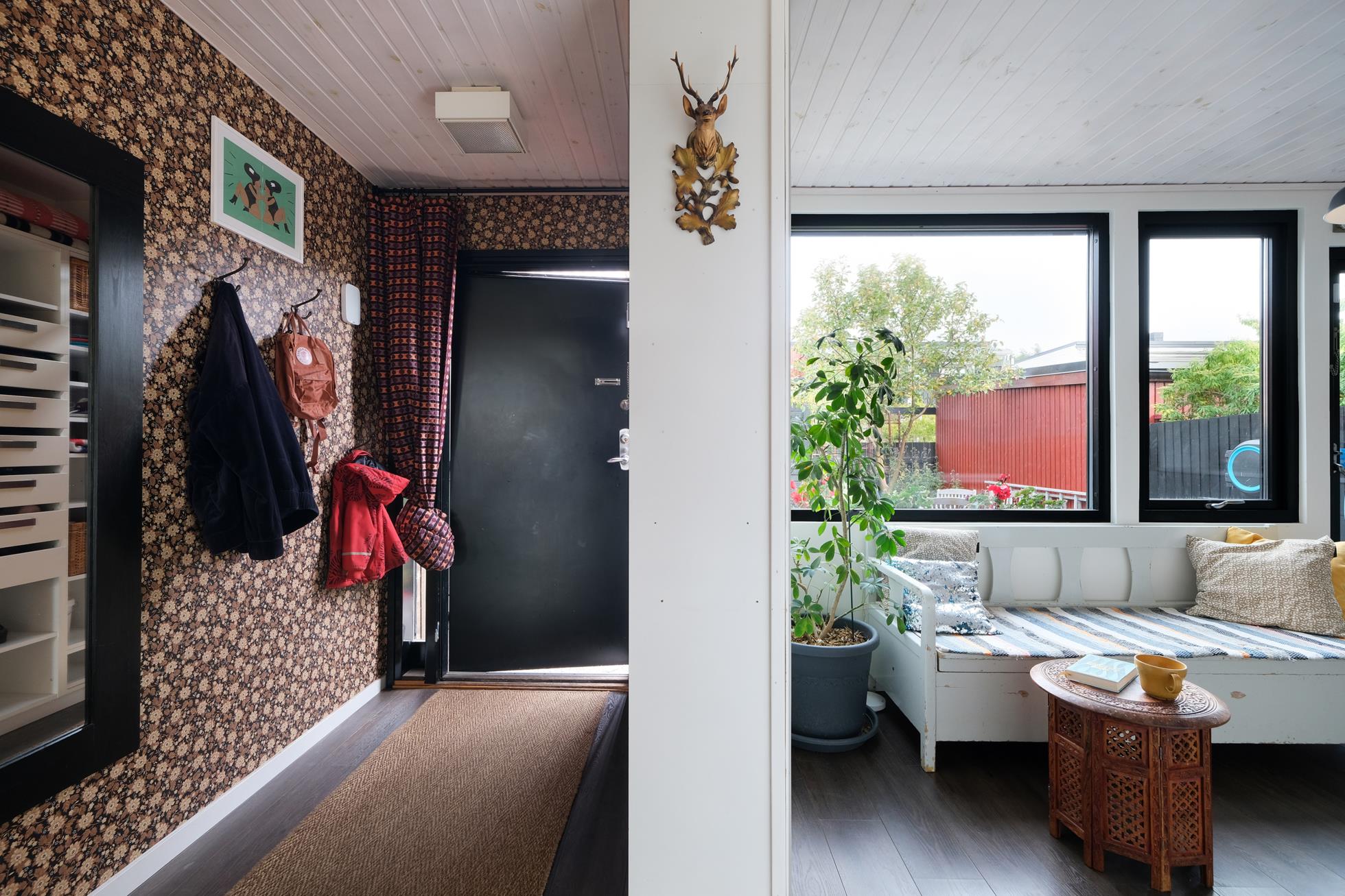 Välskött radhus med stor vacker trädgårdstomt, fint kök och vacker eldstad