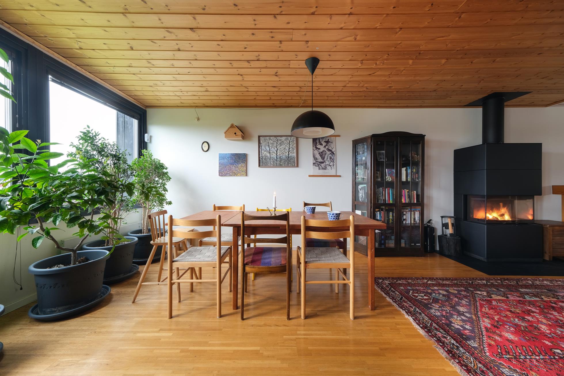 Välskött radhus med stor vacker trädgårdstomt, fint kök och vacker eldstad